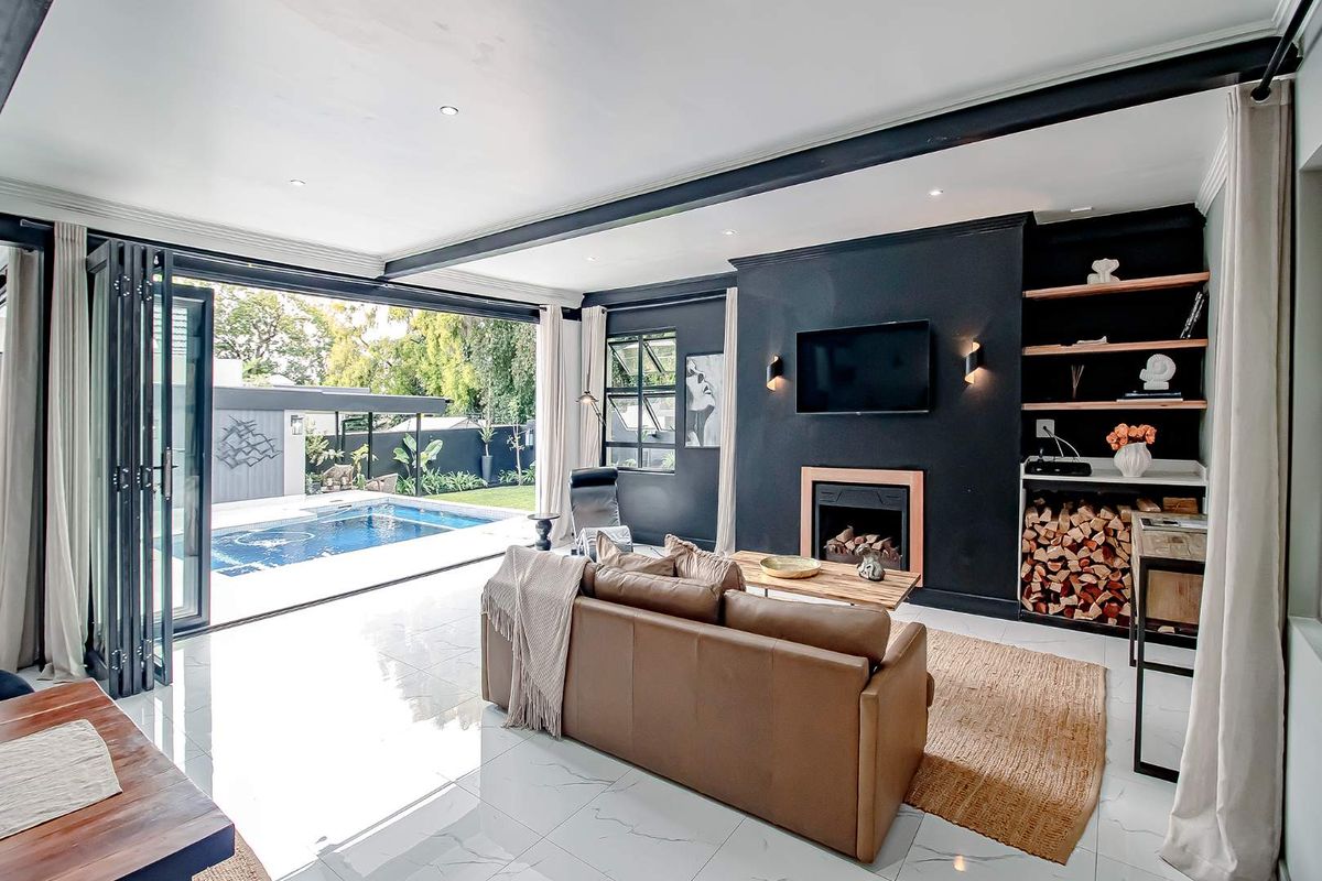 Architecturally Designed Luxury Home in Prime Waverley – Sophisticated Living with Exceptional Indoor-Outdoor Flow - Photo 2