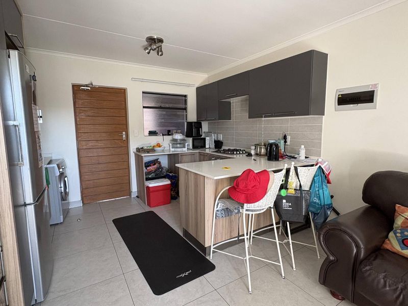 Groundfloor unit in the Sought after Cherry Blossom complex - Photo 3