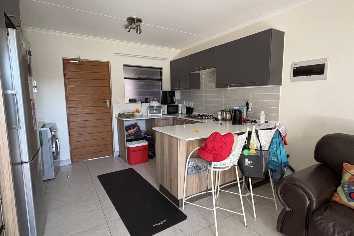 Groundfloor unit in the Sought after Cherry Blossom complex - Photo 3