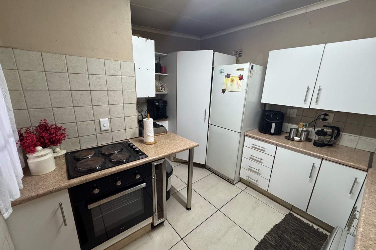 Huge Family Home with 2 bedroom Flat for sale - Photo 5