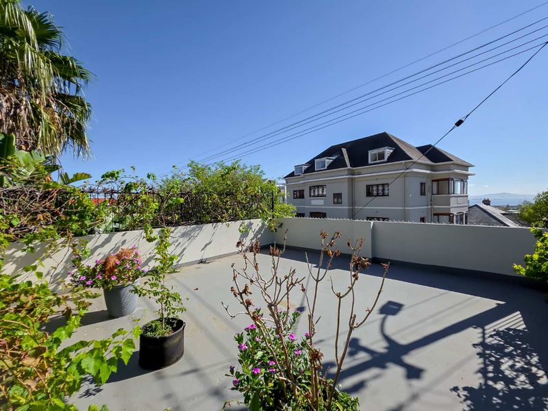Grand old dame with pool and views - Photo 10