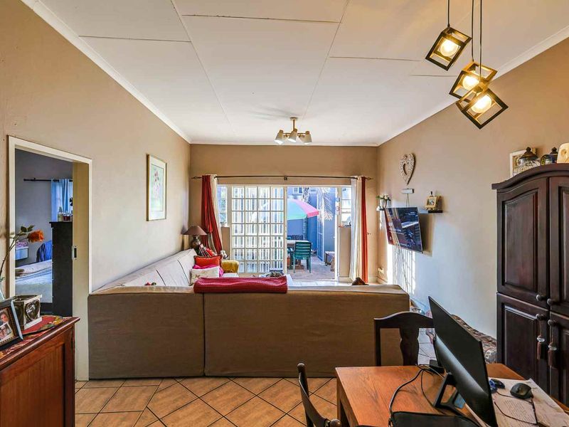 Spacious & Private 3-Bedroom in Secure Small Complex - Photo 2