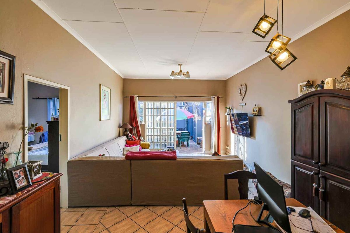 Spacious & Private 3-Bedroom in Secure Small Complex - Photo 2