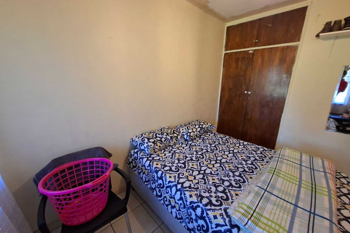 FIRST-TIME BUYERS OR INVESTOR'S DELIGHT - Photo 3