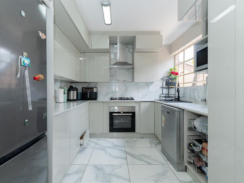 Modern 4 Bedroom Townhouse in Van Riebeeck Park - Photo 8