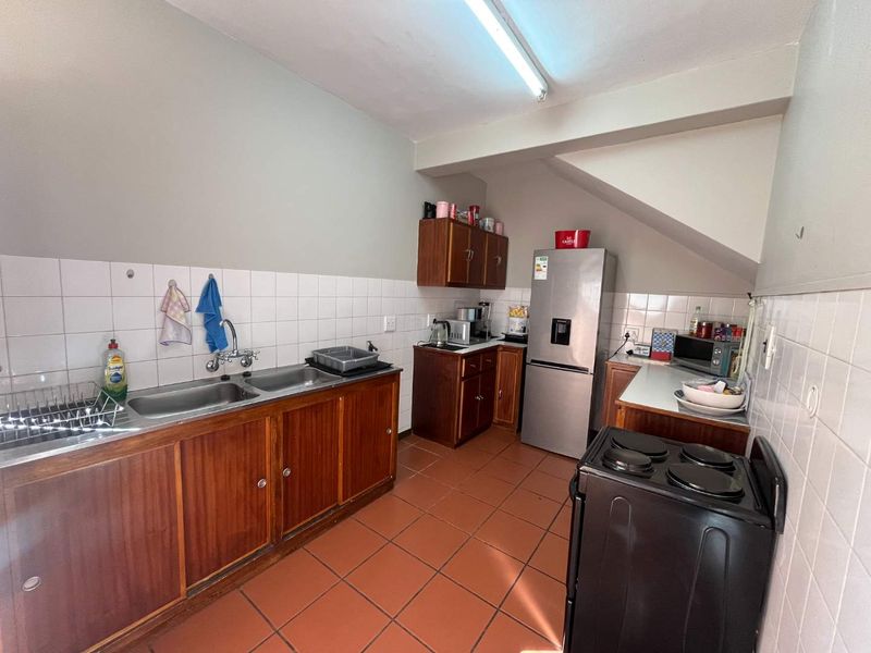 Charming 2-Bedroom Townhouse in Secure Complex - Photo 3