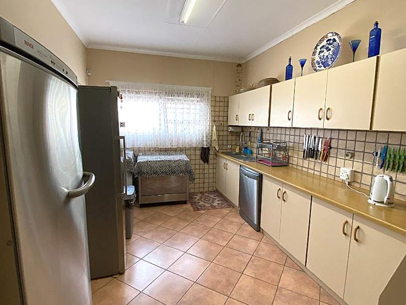 Perfectly Located Family Home - Photo 6