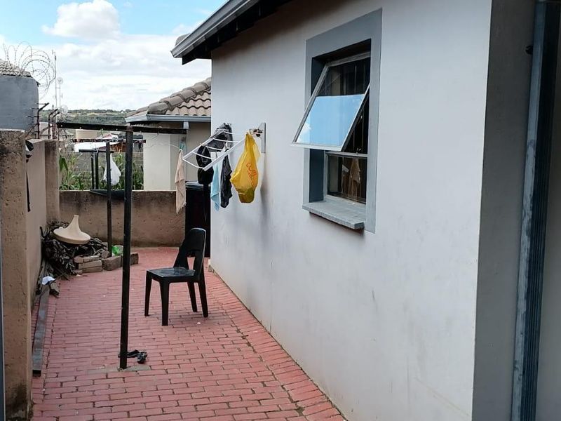 Riverside View R 1 100 000- Lovely Family Home - Photo 9