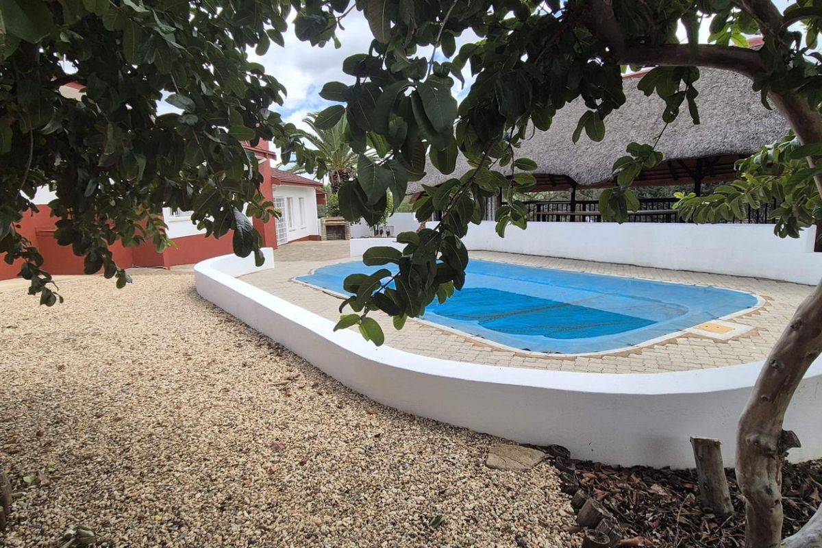 TO LET LOVELY 4 BEDROOM HOUSE WITH FLAT - Photo 2