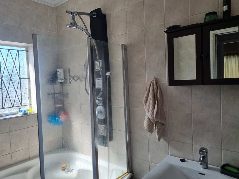 Family home with a small flatlet and pool - Photo 3