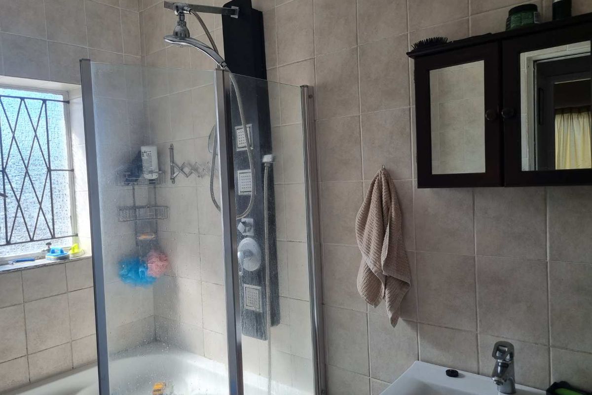 Family home with a small flatlet and pool - Photo 3