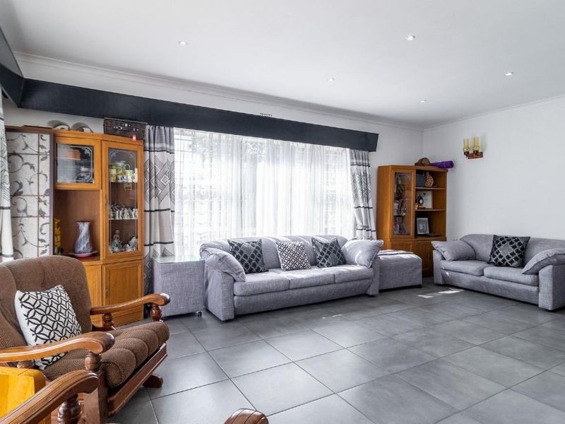 Spacious Family Living Awaits in Sought-After Suburb - Photo 9