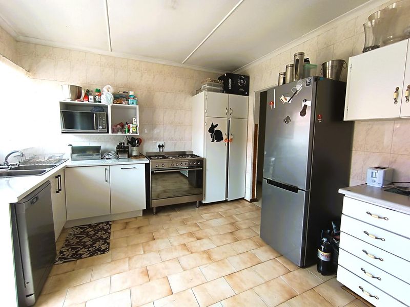 Space, Comfort & Bonus Flat — Close to UFS - Photo 3