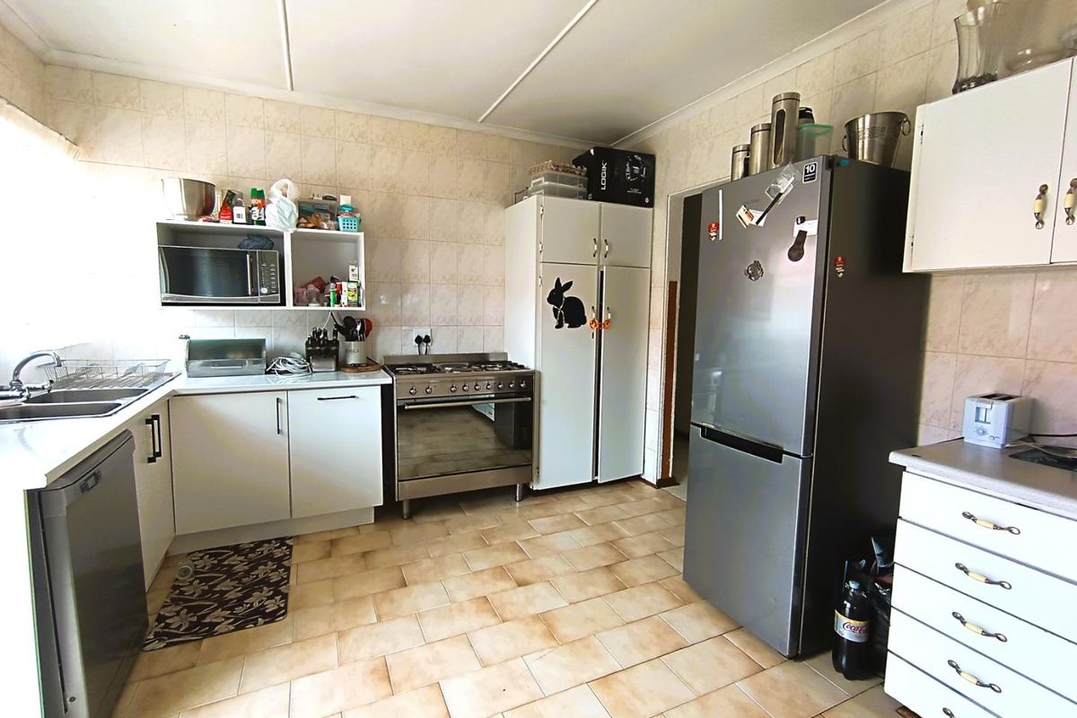 Space, Comfort & Bonus Flat — Close to UFS - Photo 3