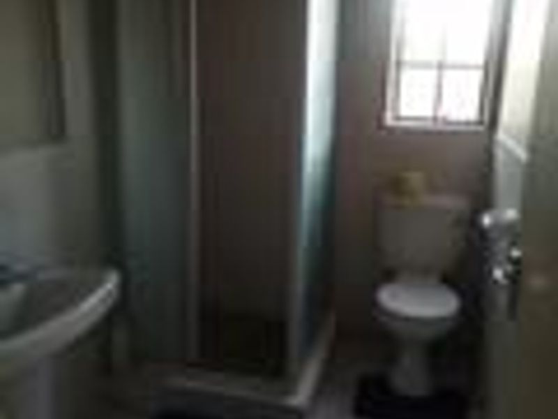 3 Bedroom Upstairs  Townhouse To Rent. - Photo 4