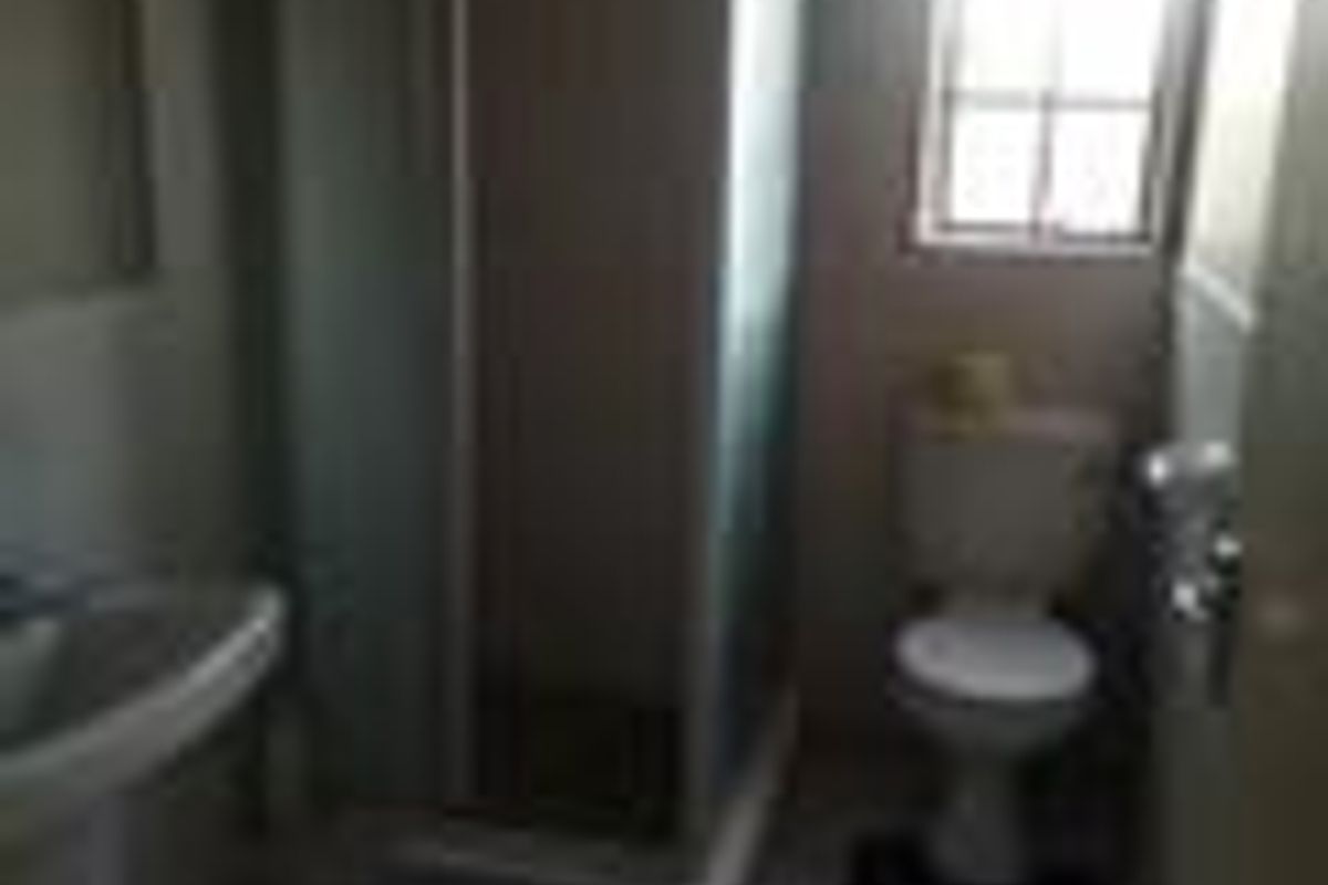 3 Bedroom Upstairs  Townhouse To Rent. - Photo 4