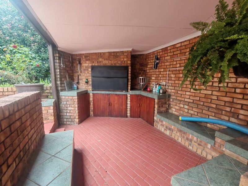 EXCLUSIVE MANDATE - LOVELY NEAT FAMILY HOME IN BOOMED OFF AREA - Photo 7