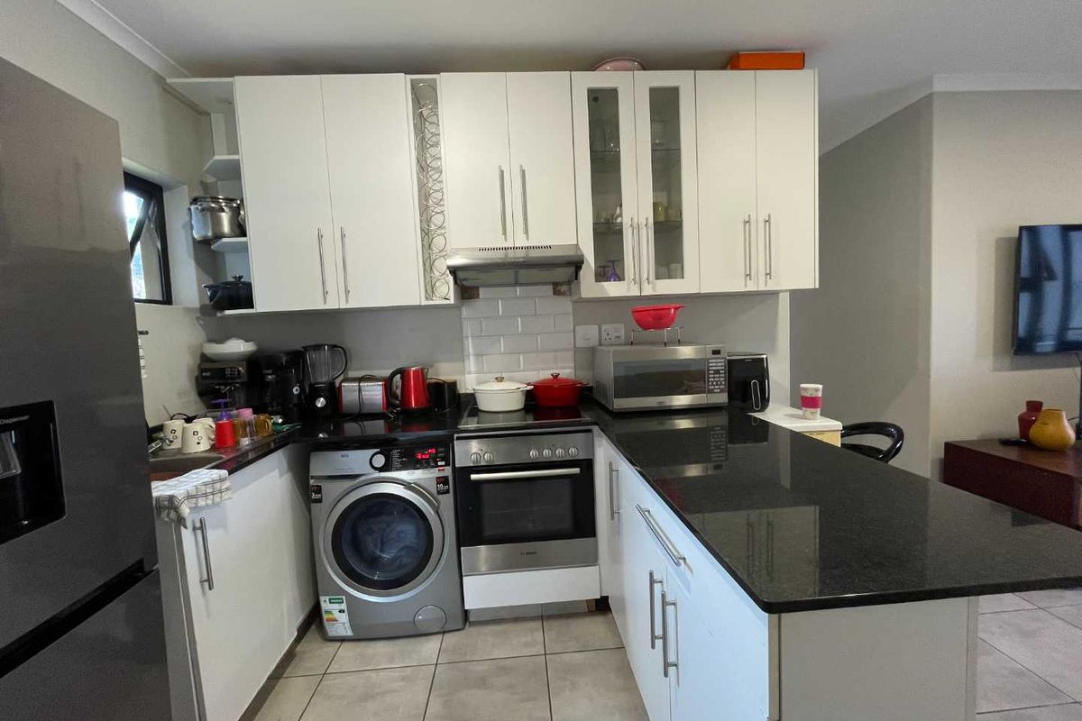3-Bedroom Apartment with Private Balcony - Photo 4