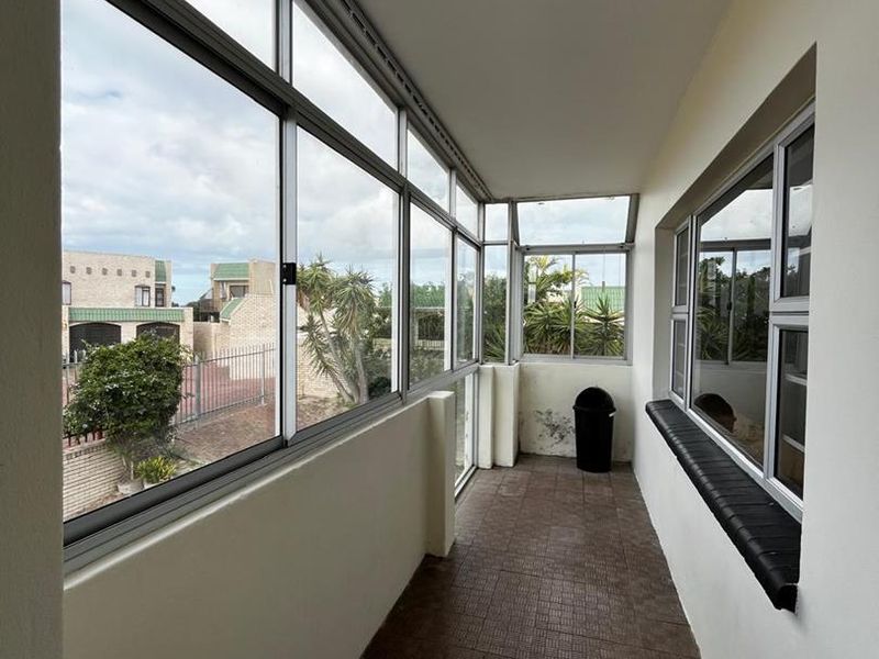 Immaculate 2-bedroom in the Heart of Humewood - Photo 9