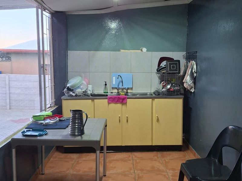 Main House & Flat: Perfect for Extended Family Living - Photo 7