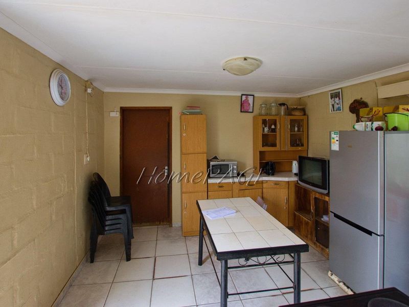 Kuisebmond, Walvis Bay: Home with 2 apartments for sale - Photo 6