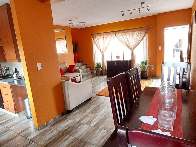 Modern Comfort in a 3-Bedroom, pet friendly duplex - Photo 7