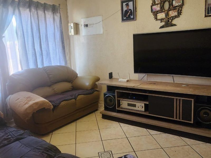 Your Starter Home awaits in Tlhabane West 🏡🌻🏠 - Photo 2