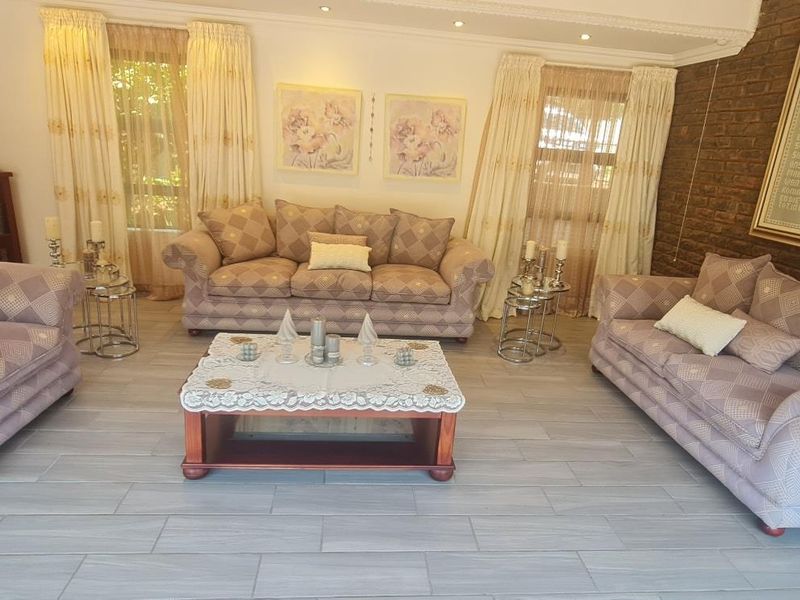 Spacious 4-Bedroom Family Home with Pool. - Photo 3