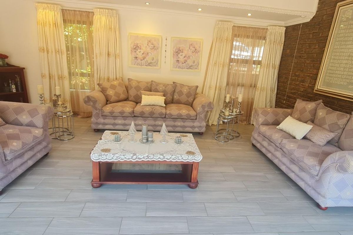 Spacious 4-Bedroom Family Home with Pool. - Photo 3