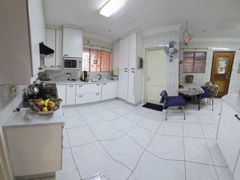 Move-In Ready 3 Bedroom Family Home with Solar, Enclosed Area - Photo 3