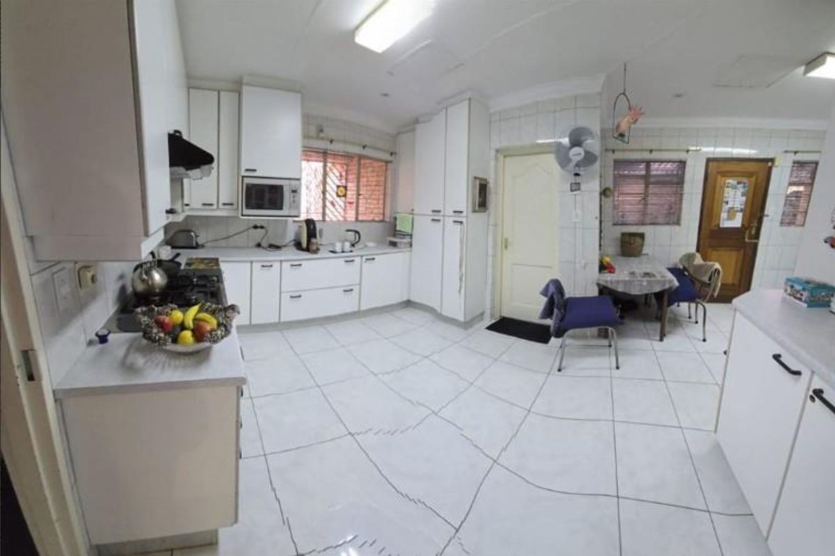 Move-In Ready 3 Bedroom Family Home with Solar, Enclosed Area - Photo 3