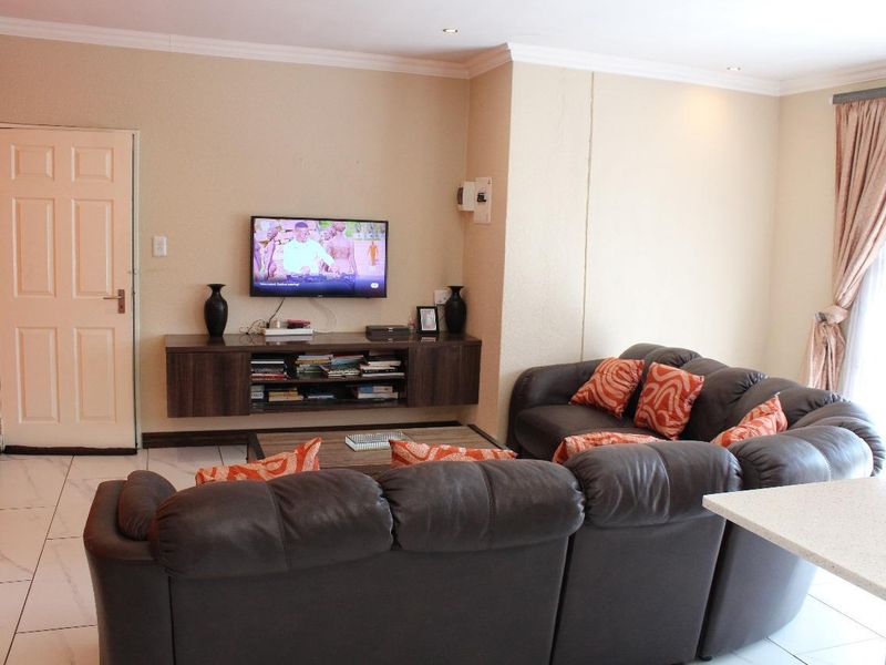 STUNNING FAMILY HOME: ITS A MUST SEE. - Photo 9