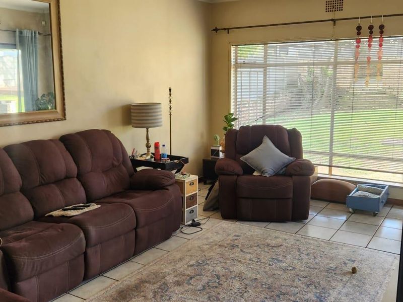 3 bedroom home in an area soon to be enclosed with entertainment+pool area!! - Photo 3