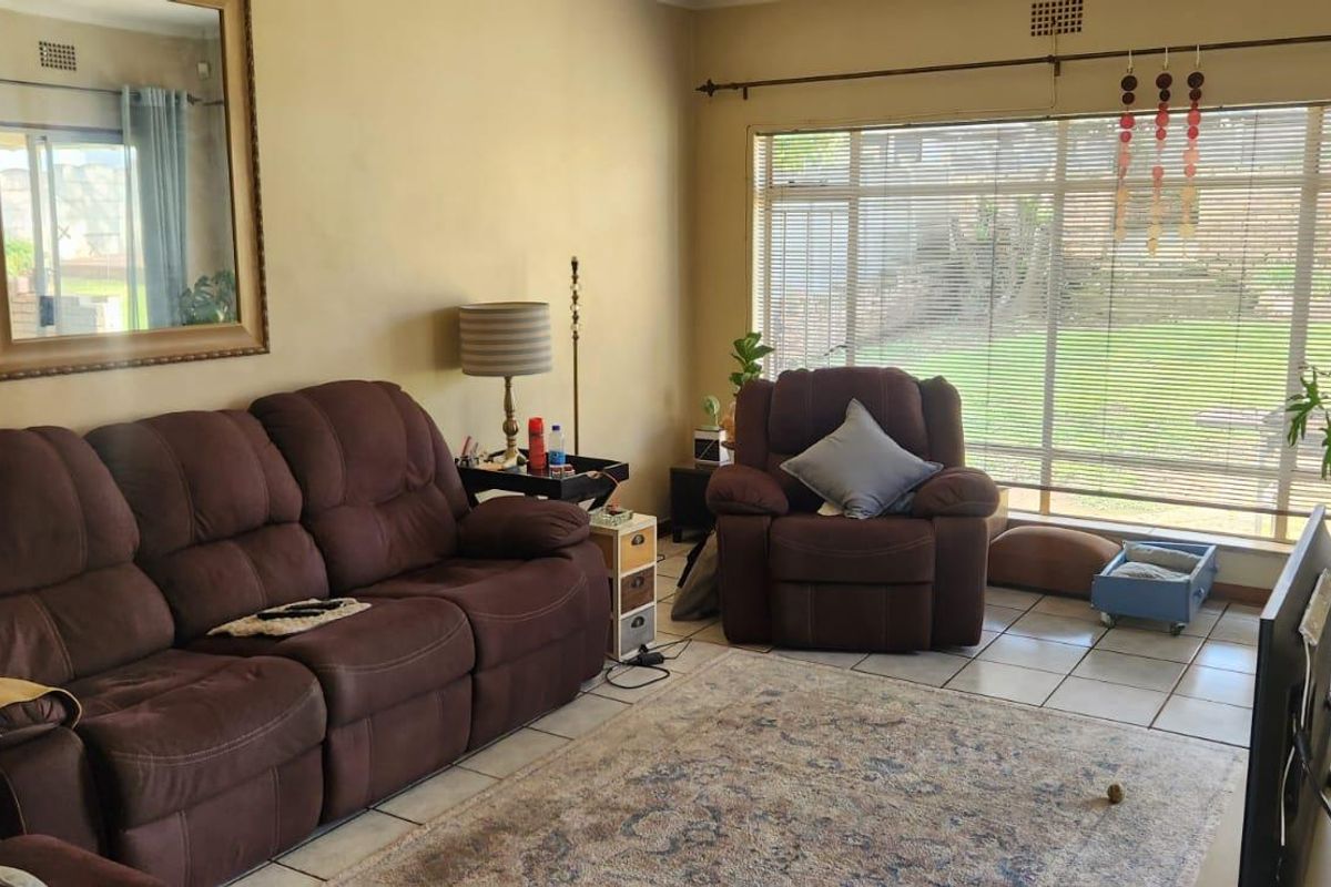 3 bedroom home in an area soon to be enclosed with entertainment+pool area!! - Photo 3