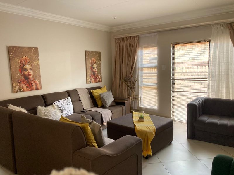 Your Dream Home: Elegant, Functional & Move-In Ready - Photo 5