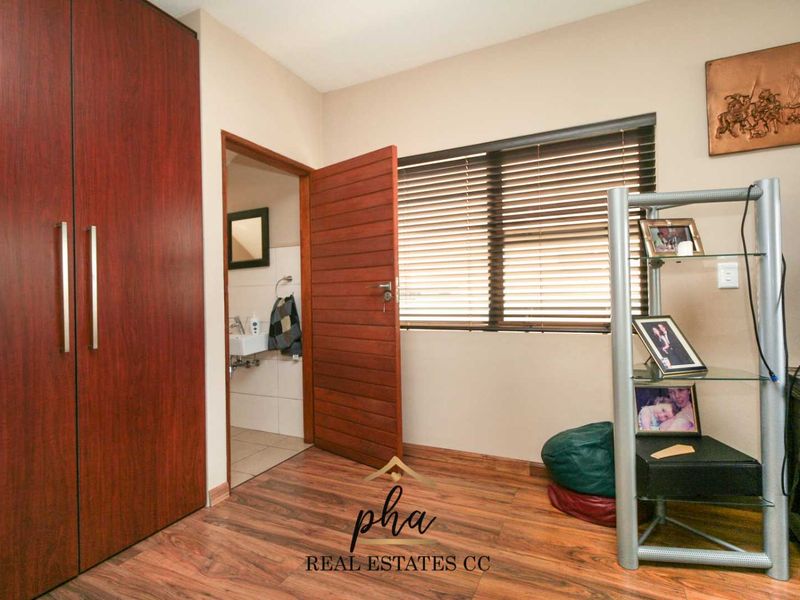 Huge Family Home For Sale in Swakopmund, Ocean View - Photo 10