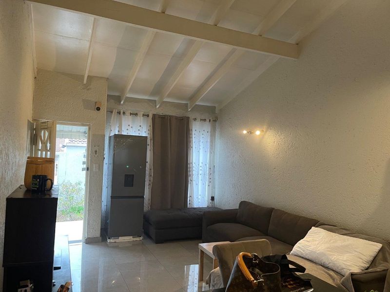 Charming 3 bedroom,2 bathroom cluster home - Photo 3
