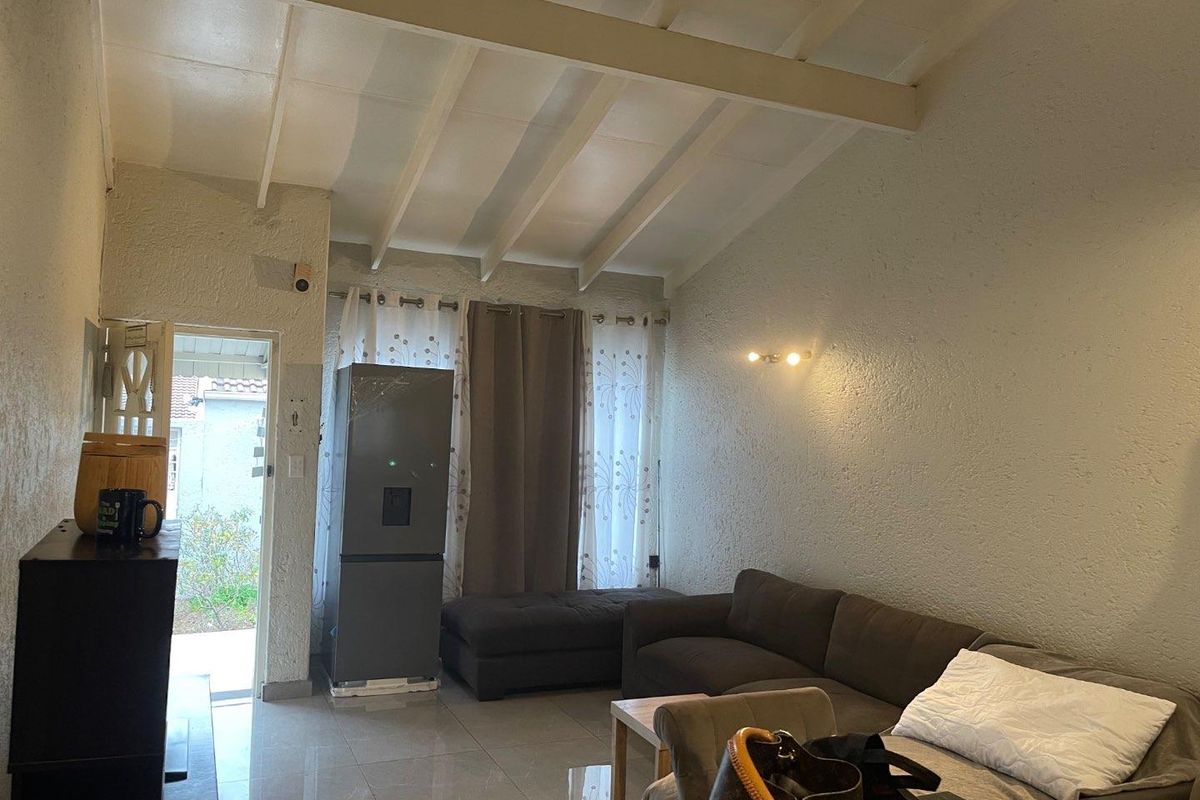 Charming 3 bedroom,2 bathroom cluster home - Photo 3