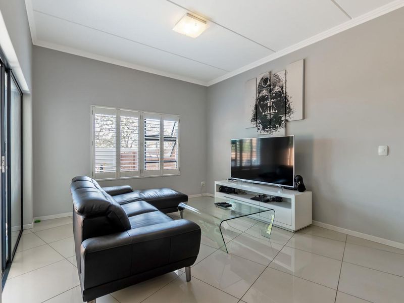 ECO-FRIENDLY TOWNHOUSE WITH FIVE DAY BACKUP SUPPLY FOR SALE IN PAULSHOF - Photo 5