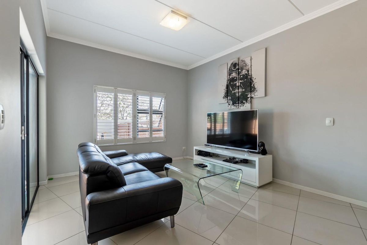 ECO-FRIENDLY TOWNHOUSE WITH FIVE DAY BACKUP SUPPLY FOR SALE IN PAULSHOF - Photo 5
