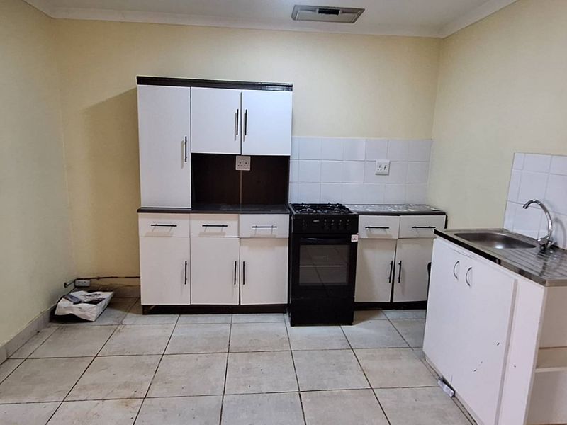 2 Bed Garden Flatlet including water - Crestview - Photo 7