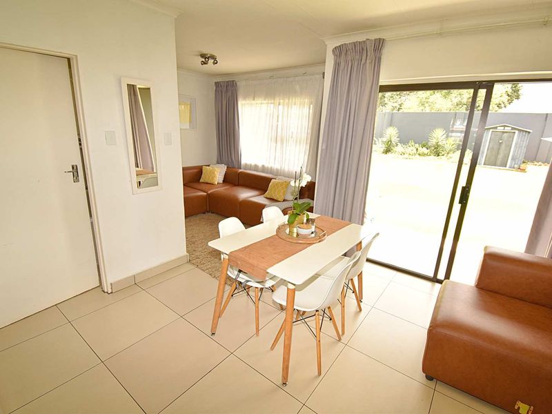 Pet-Friendly 3-Bedroom Simplex Townhouse - Photo 4