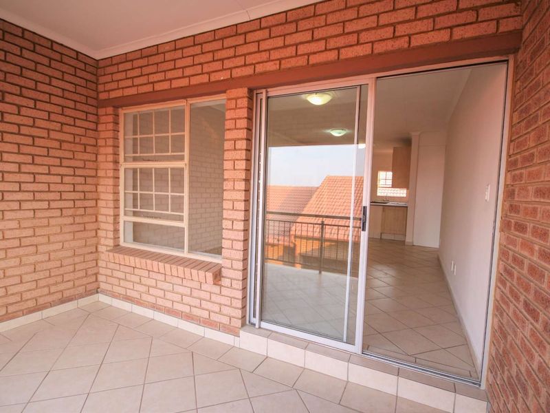 Welcome to Hazeldean - 2 Bedrooms/ 2 Bathrooms/ 1 Garage - Second Floor Unit! - Photo 2