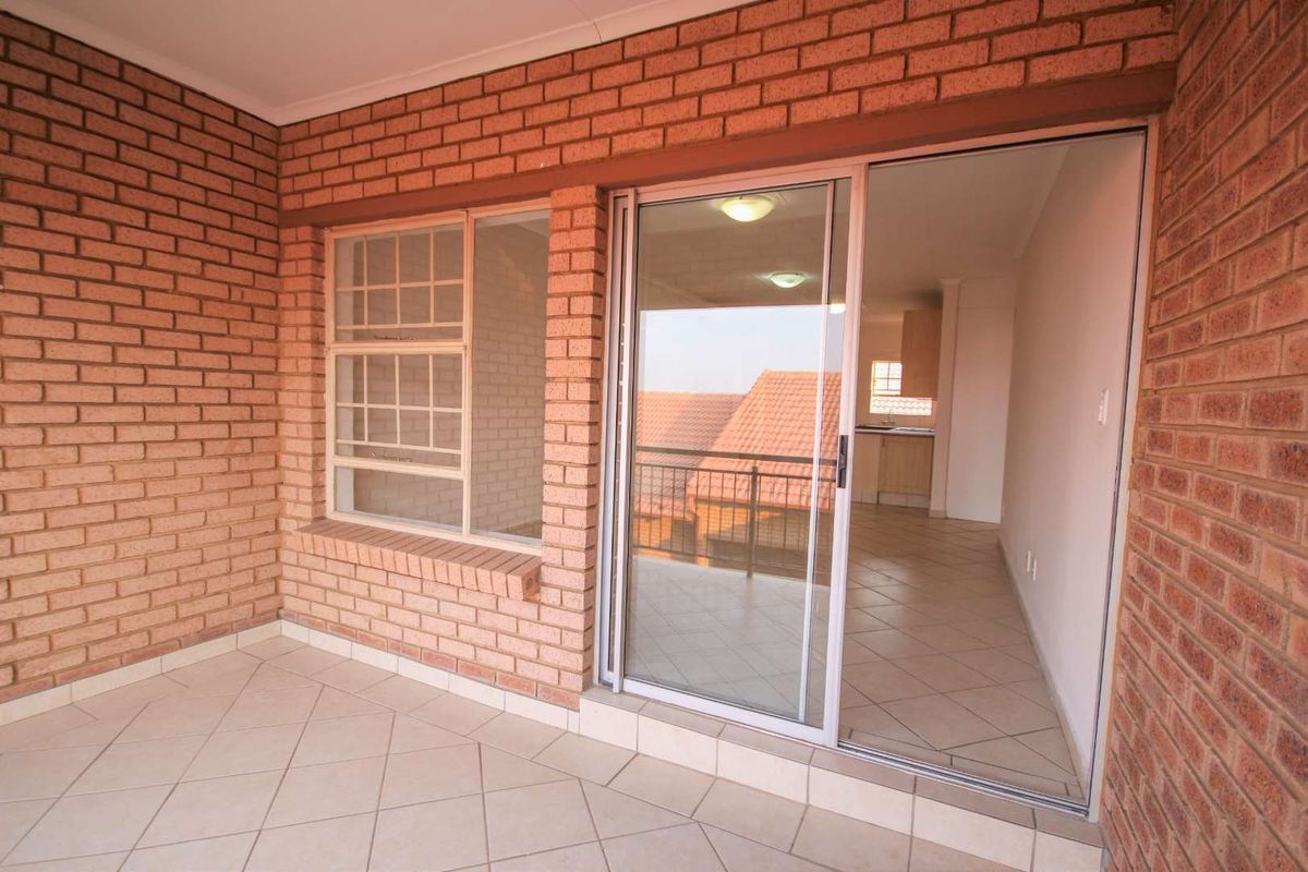 Welcome to Hazeldean - 2 Bedrooms/ 2 Bathrooms/ 1 Garage - Second Floor Unit! - Photo 2