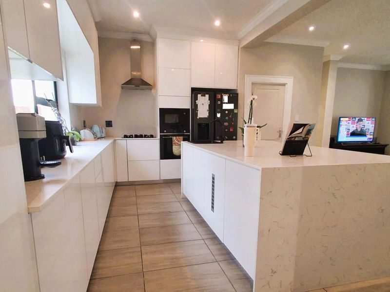 Timeless Elegance Meets Secure Estate Living - Photo 4