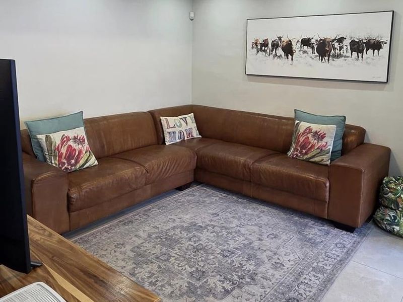 3 Bedroom Townhouse for sale in Klein Windhoek - Photo 2