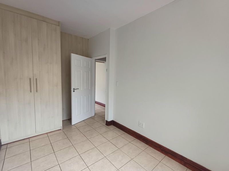 Modern ground floor apartment in a low maintenance complex - Photo 10