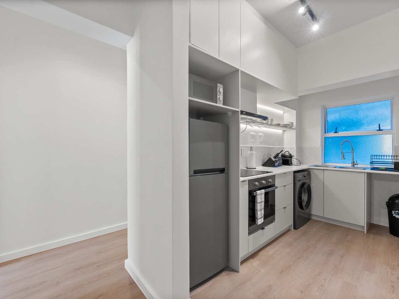 SIX MONTHS OF BLISS IN SEA POINT! - Photo 9