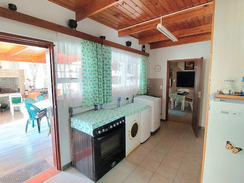 Spacious 3 Bedroom Home with Additional Flat - Photo 9