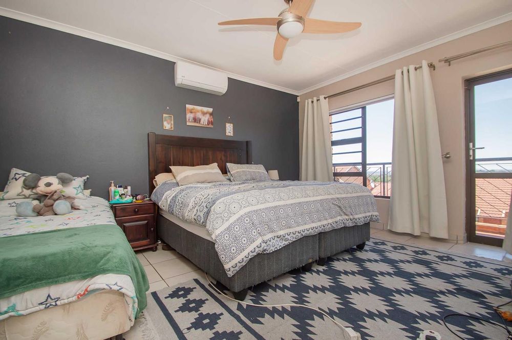 Upstairs loft Main bedroom. 
